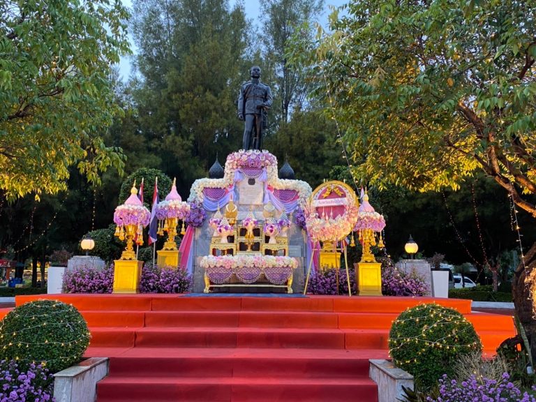 ร่วมพิธีน้อมรำลึกในพระมหากรุณาธิคุณ เนื่องในวันคล้ายวันสวรรคต พระบาทสมเด็จพระจุลจอมเกล้าเจ้าอยู่หัว ๒๓ ตุลาคม ๒๕๖๕