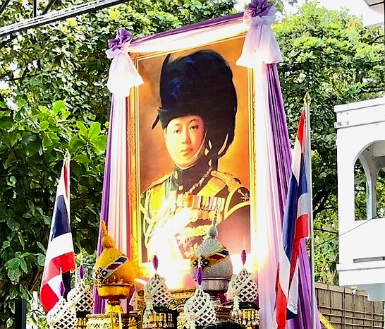 ร่วมพิธีสวดพระพุทธมนต์และพิธีทำบุญตักบาตรถวายพระราชกุศล เนื่องในวันสมเด็จพระมหาธีรราชเจ้า