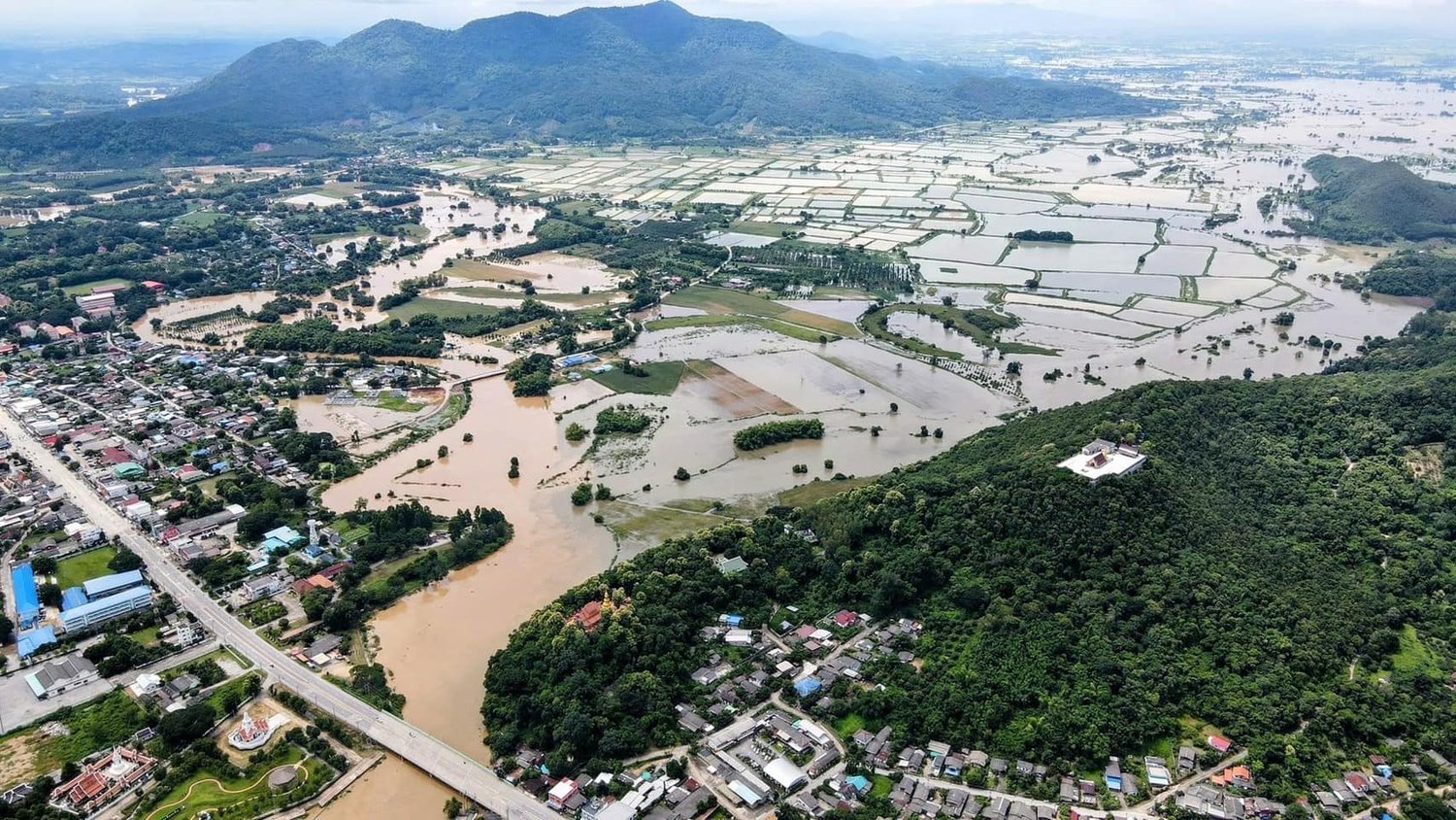 สำนักงานอัยการภาค ๕ ขอเชิญชวนให้ทุกท่านร่วมเป็นส่วนหนึ่งในการให้ความช่วยเหลือบริจาคช่วยเหลือน้ำท่วม เพื่อส่งต่อข้าวของเครื่องใช้ ทั้งอุปโภคและบริโภคที่จำเป็น รวมไปถึงช่องทางการบริจาคเงินสำหรับผู้ประสบภัย