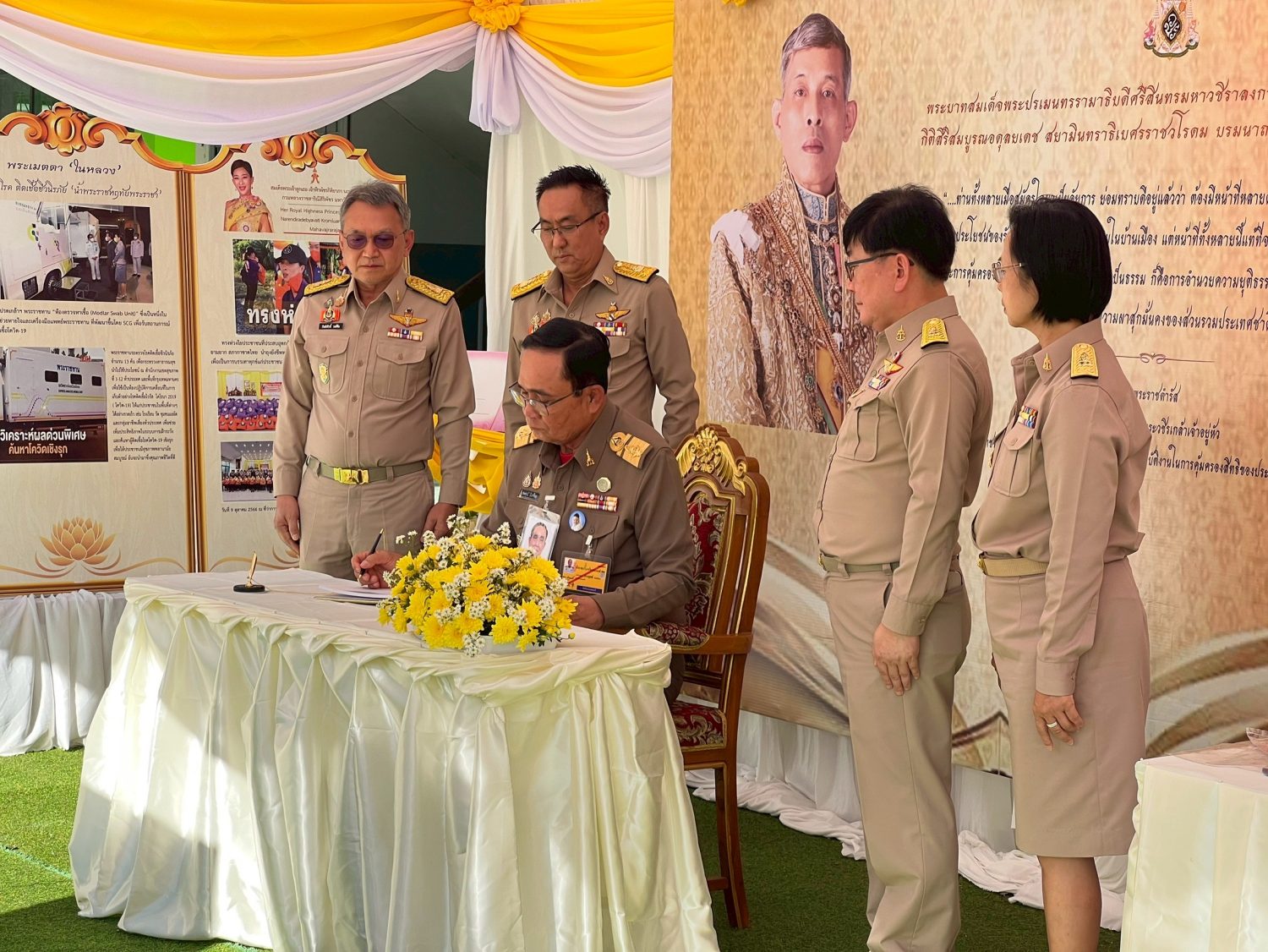 อัยการสูงสุด พร้อมด้วย นายกิตติศักดิ์ วงศ์จีน อธิบดีอัยการภาค ๕ และคณะพนักงานอัยการและเจ้าหน้าที่จากสำนักงานอัยการสูงสุด เดินทางเข้าร่วมกิจกรรมโครงการสืบสานพระราชปณิธาน (คสป.) ในพื้นที่จังหวัดลำปาง